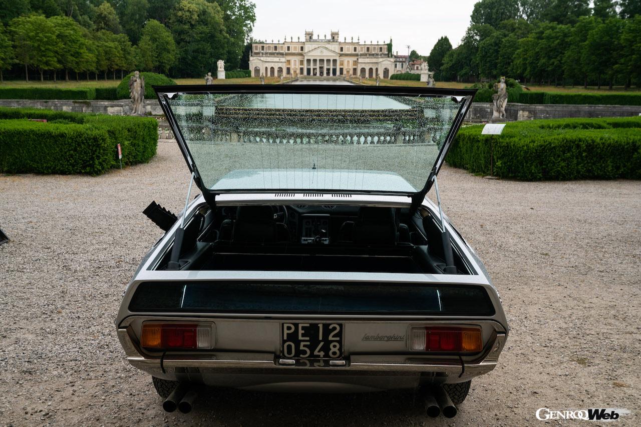 ランボルギーニ エスパーダのリヤビュー。ガラスハッチ開