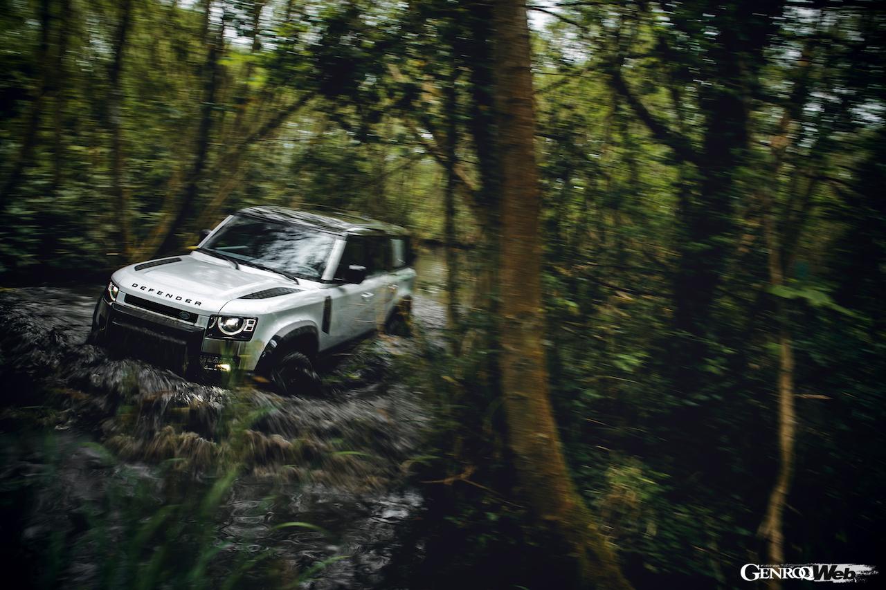 ランドローバー ディフェンダーの渡河イメージ