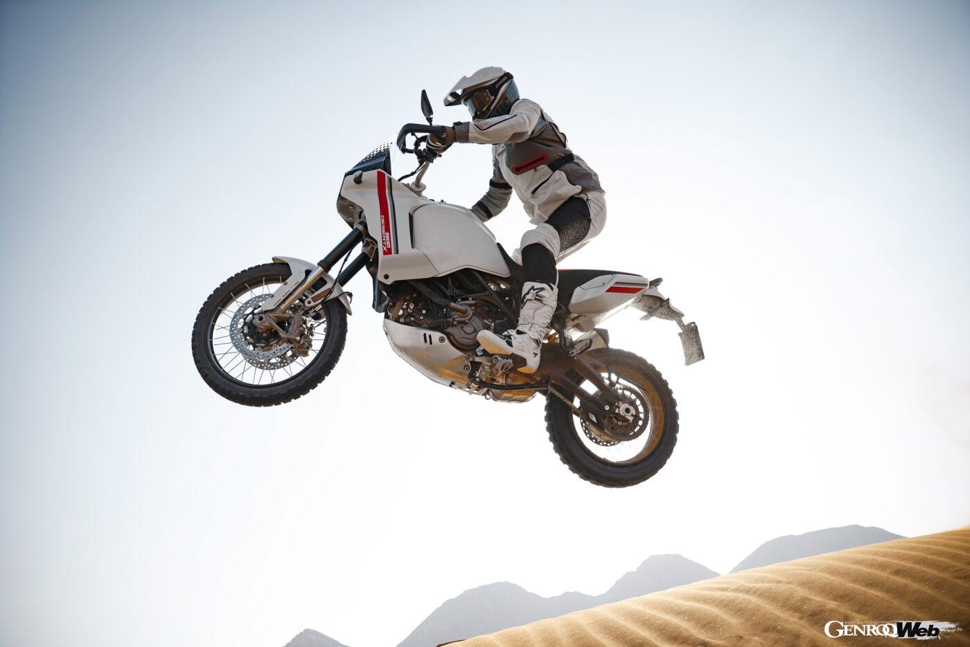 ドゥカティ デザートXの走行シーン