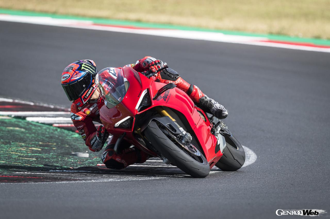 ドゥカティ パニガーレ V4 Sの走行シーン