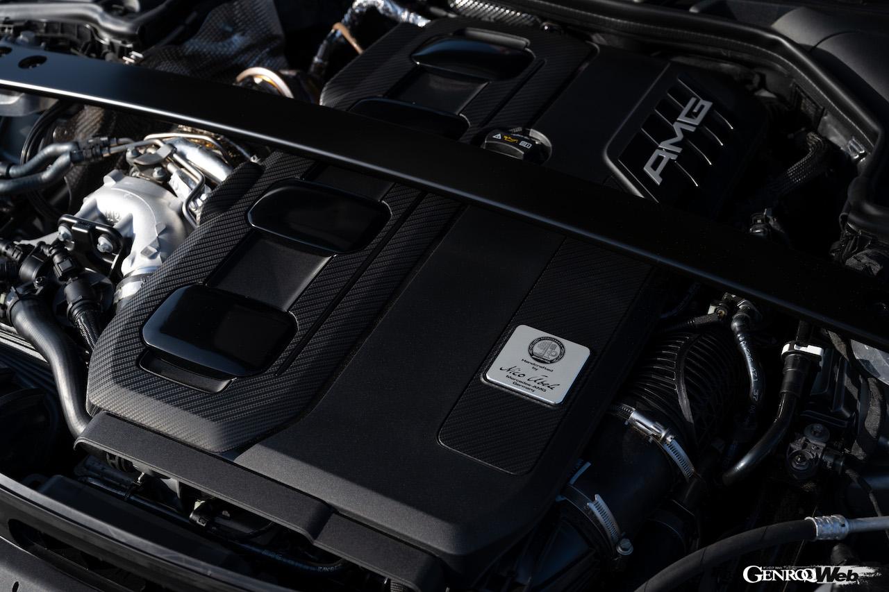 メルセデスAMG C43 4MATICのエンジンコンパートメント