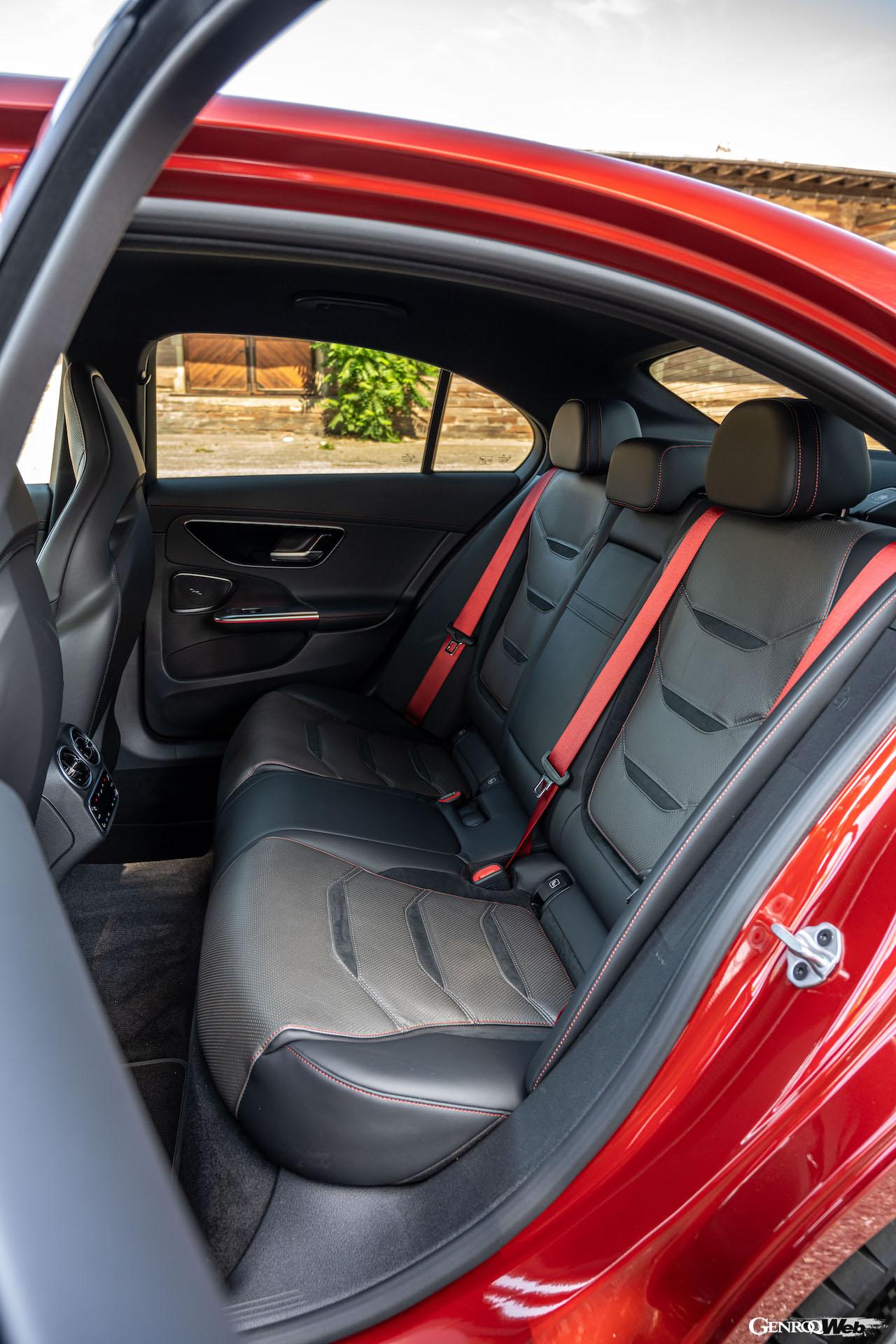 メルセデスAMG C43 4MATICのリヤシート