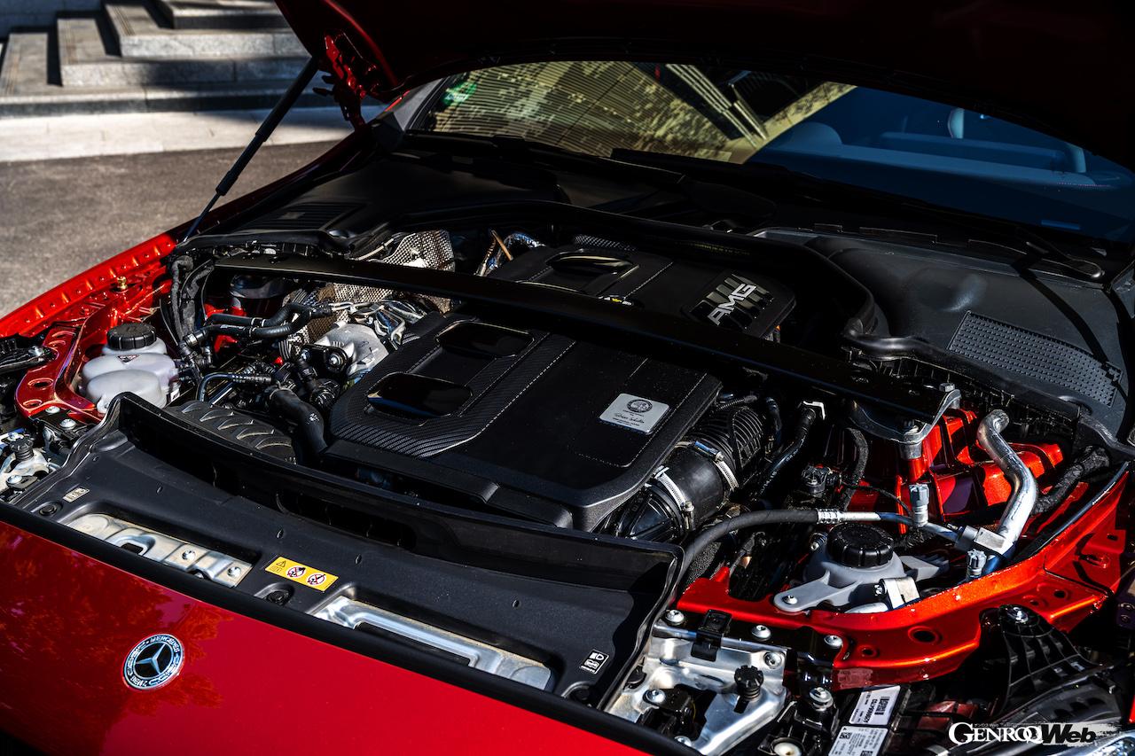 メルセデスAMG C 43 4MATICのエンジンコンパートメント