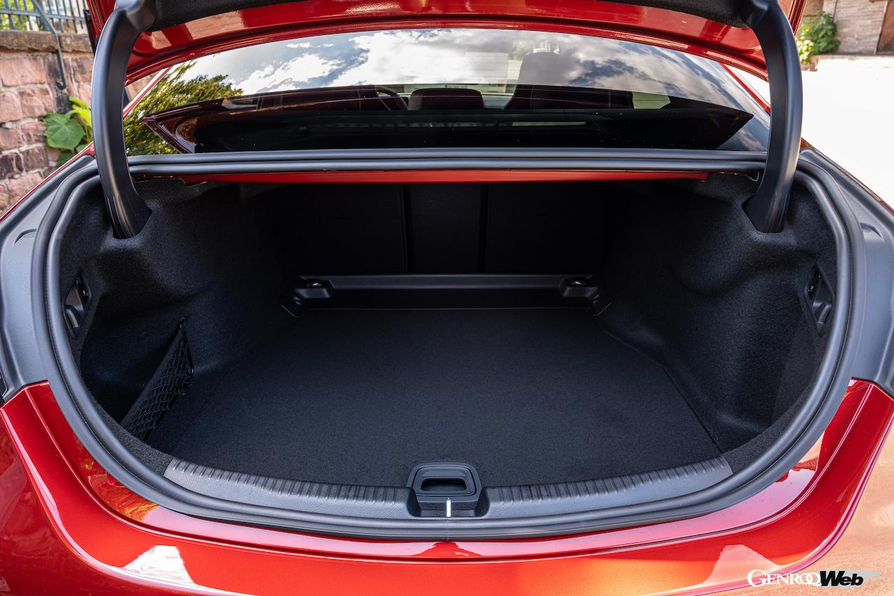 メルセデスAMG C43 4MATICのラゲージコンパートメント