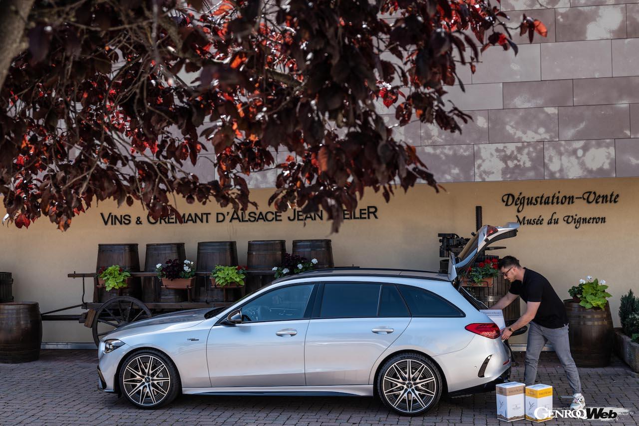 メルセデスAMG C43 4MATIC ステーションワゴンのサイドビュー