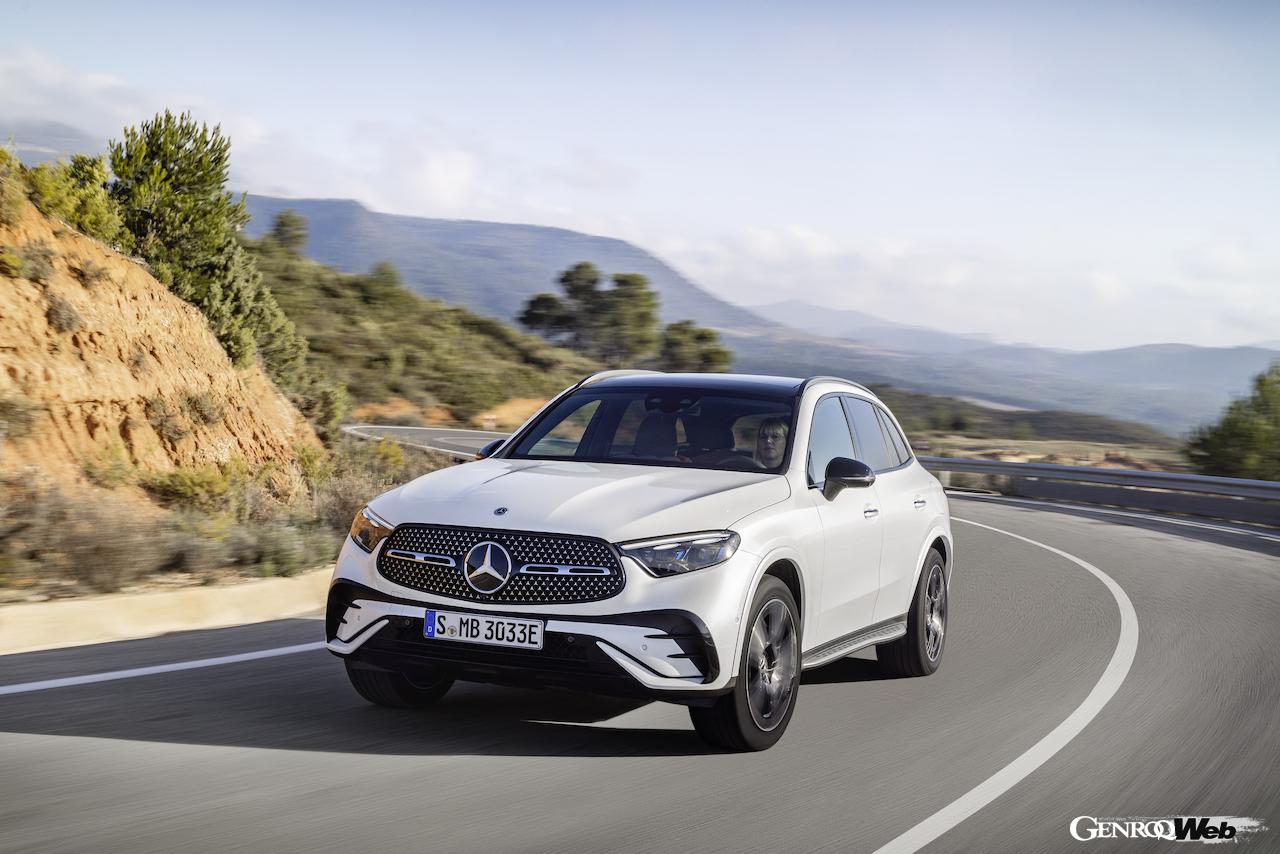 新型メルセデス・ベンツGLCの走行シーン