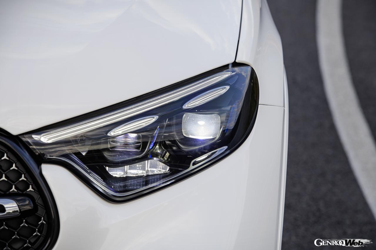 新型メルセデス・ベンツGLCのヘッドランプ