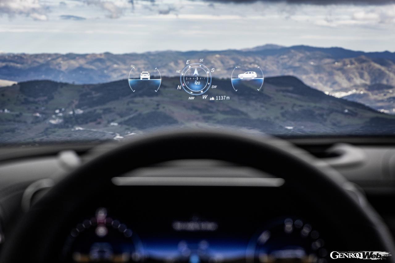 新型メルセデス・ベンツGLCのヘッドアップディスプレイ