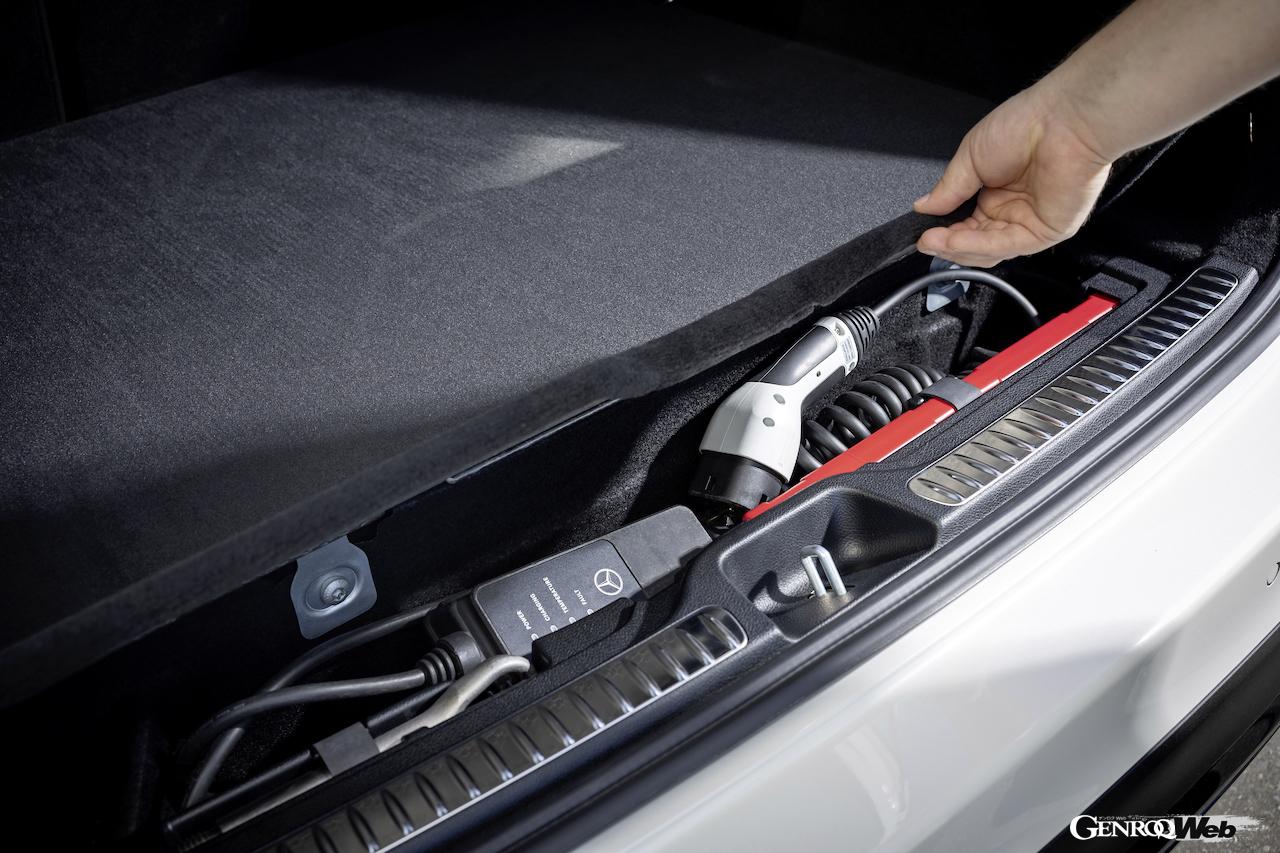 新型メルセデス・ベンツ GLC PHEVモデルのラゲッジコンパートメント