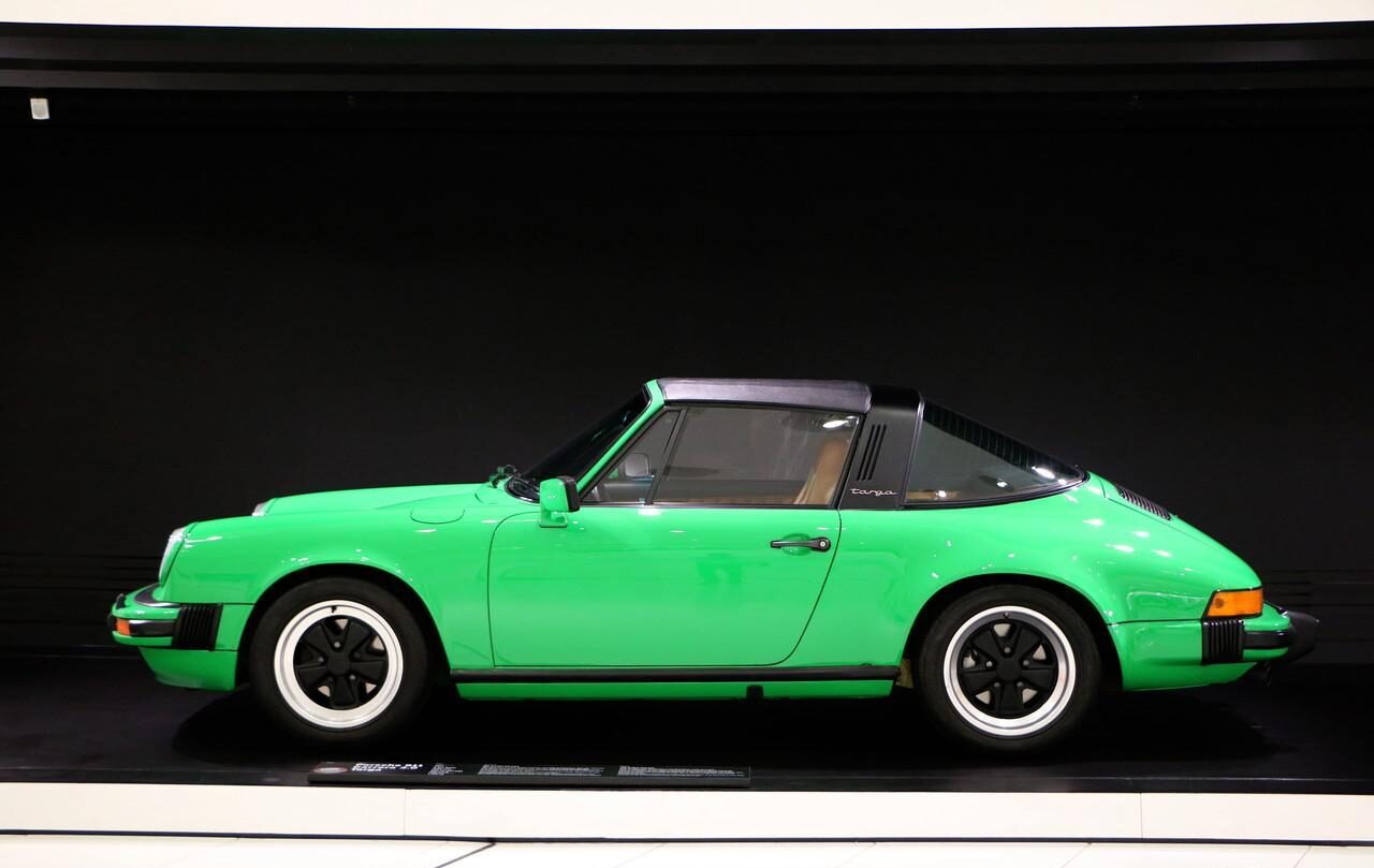 ポルシェ 911 カレラ 3.0 タルガのサイドビュー
