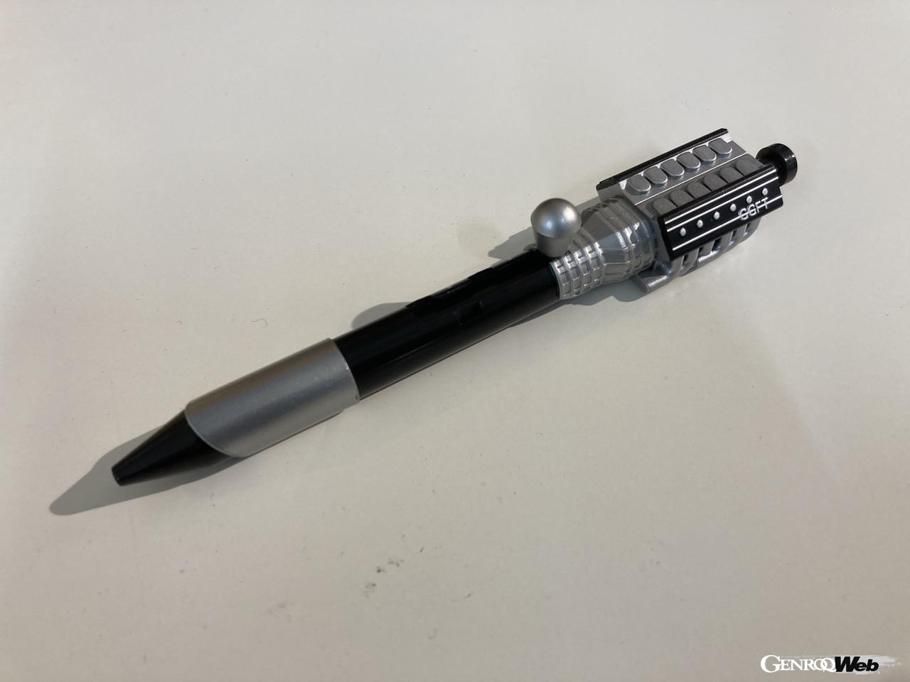 「昭和レトロな世界展」にGGF-Tが出展した「V12エンジン型消しゴムブースターペン」