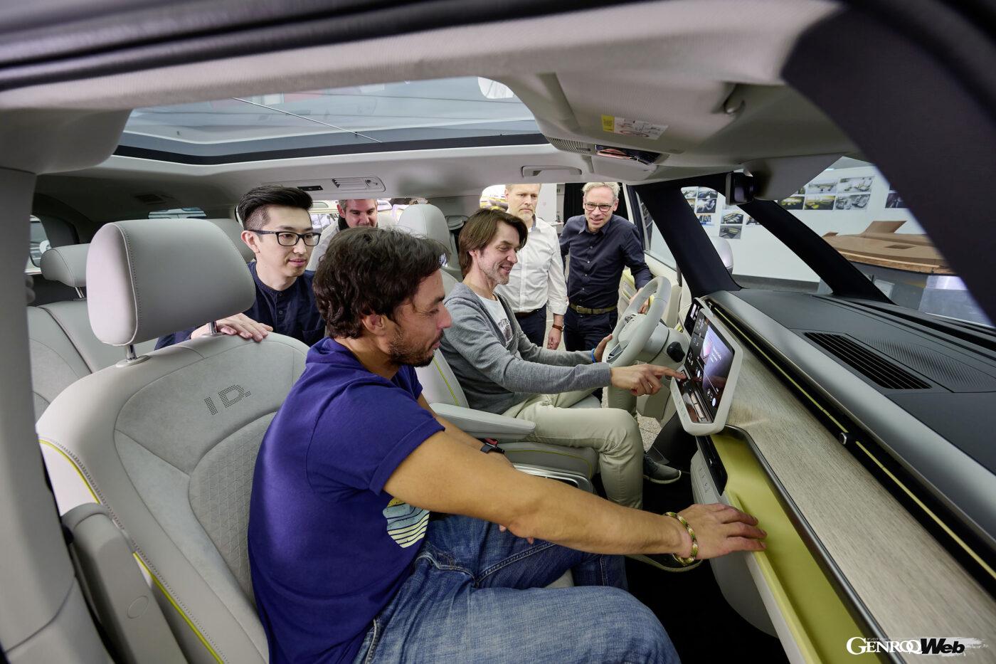 フォルクスワーゲン ID.Buzzのキャビンをチェックするエンジニア