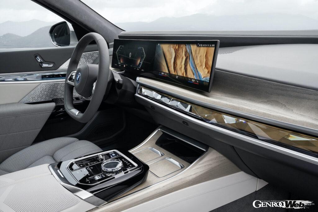 12.3インチ・メーターパネルと、14.9インチ・コントロール・ディスプレイを一体化した、すっきりとしたコクピットを採用。インテリアにクリスタルを多用することで、クリーンな印象を高めている。