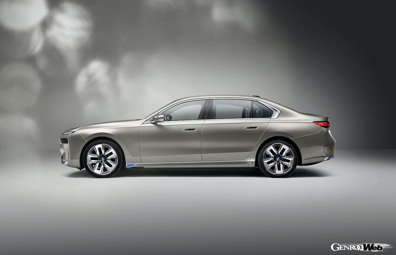 新型BMW 7シリーズのサイドビュー