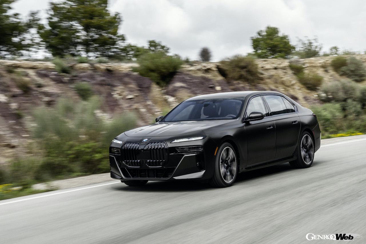 新型BMW 7シリーズの走行シーン