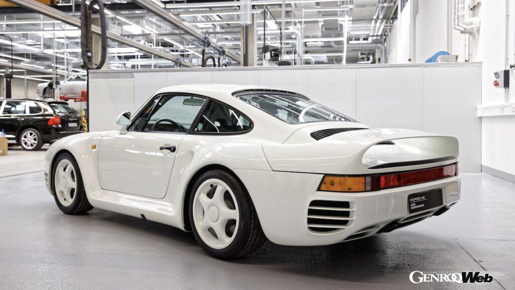 ポルシェ・クラシックでレストアが完了した愛車の「ポルシェ 959 S」とニック・ハイドフェルド。