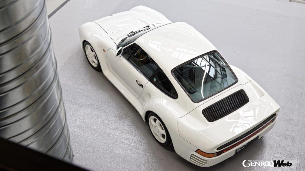 ポルシェ・クラシックでレストアが完了した愛車の「ポルシェ 959 S」とニック・ハイドフェルド。