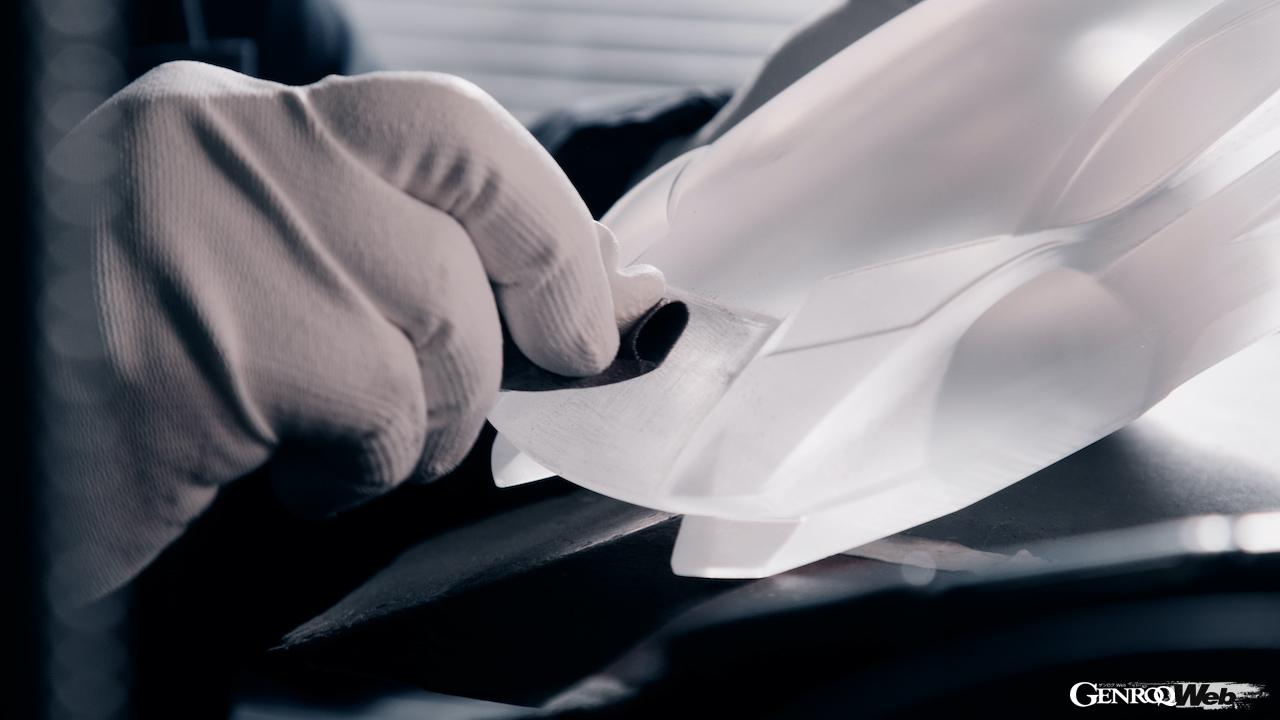 オーナーに贈呈されるクリスタルモデル