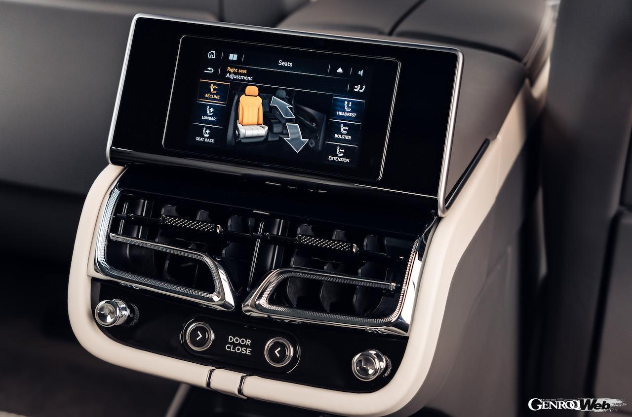 ベントレー ベンテイガ EWBのリヤシート