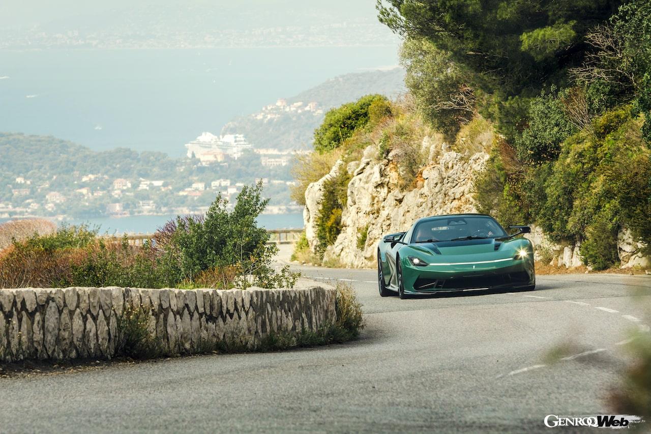 ピニンファリーナ バッティスタの走行シーン