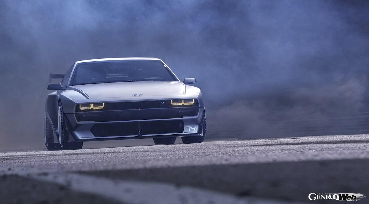 水素ハイブリッド「ヒョンデ N ビジョン 74」の走行シーン