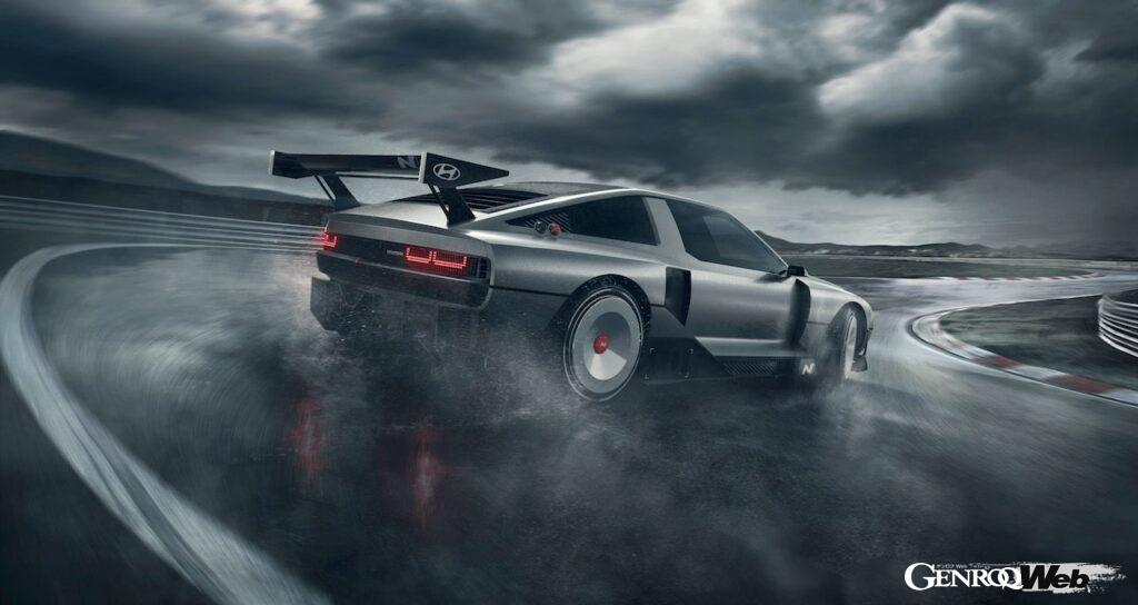 水素ハイブリッド「ヒョンデ N ビジョン 74」の走行シーン。