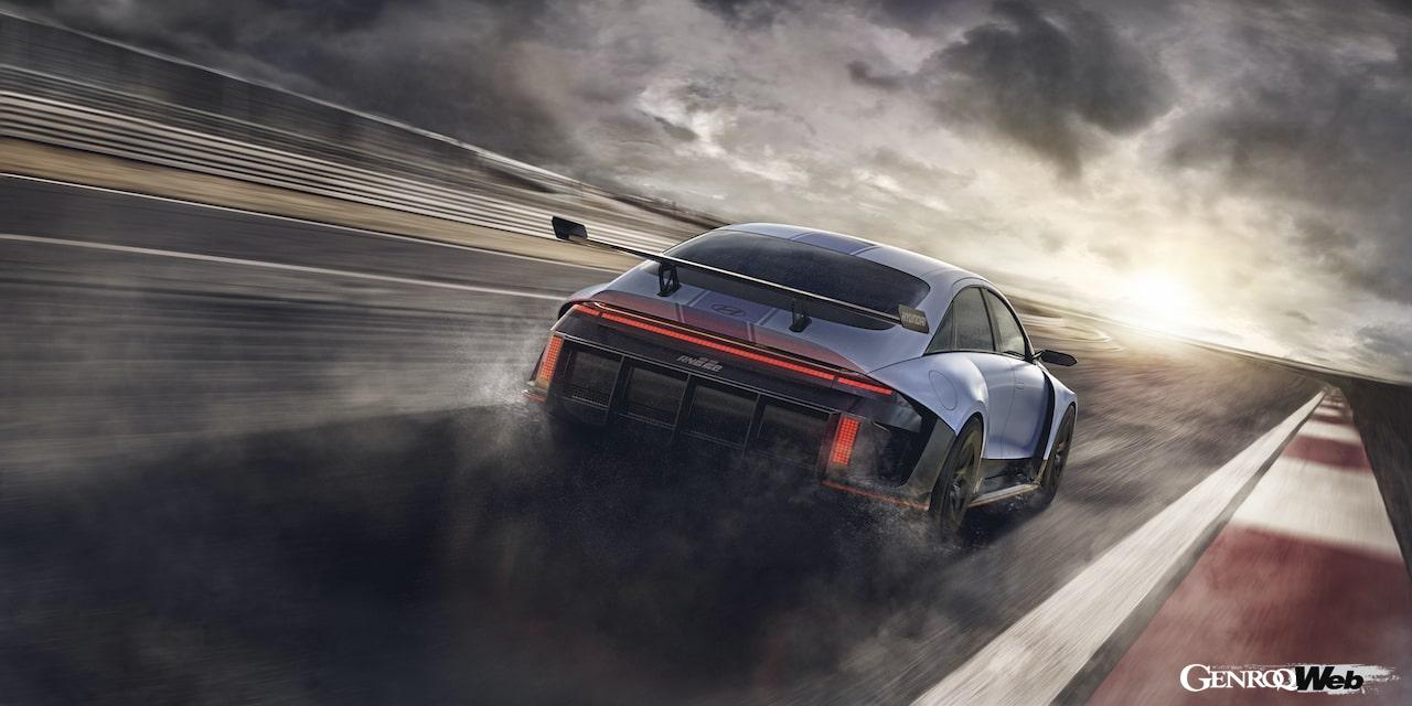 電動スポーツ「ヒョンデ RN22e」の走行シーン