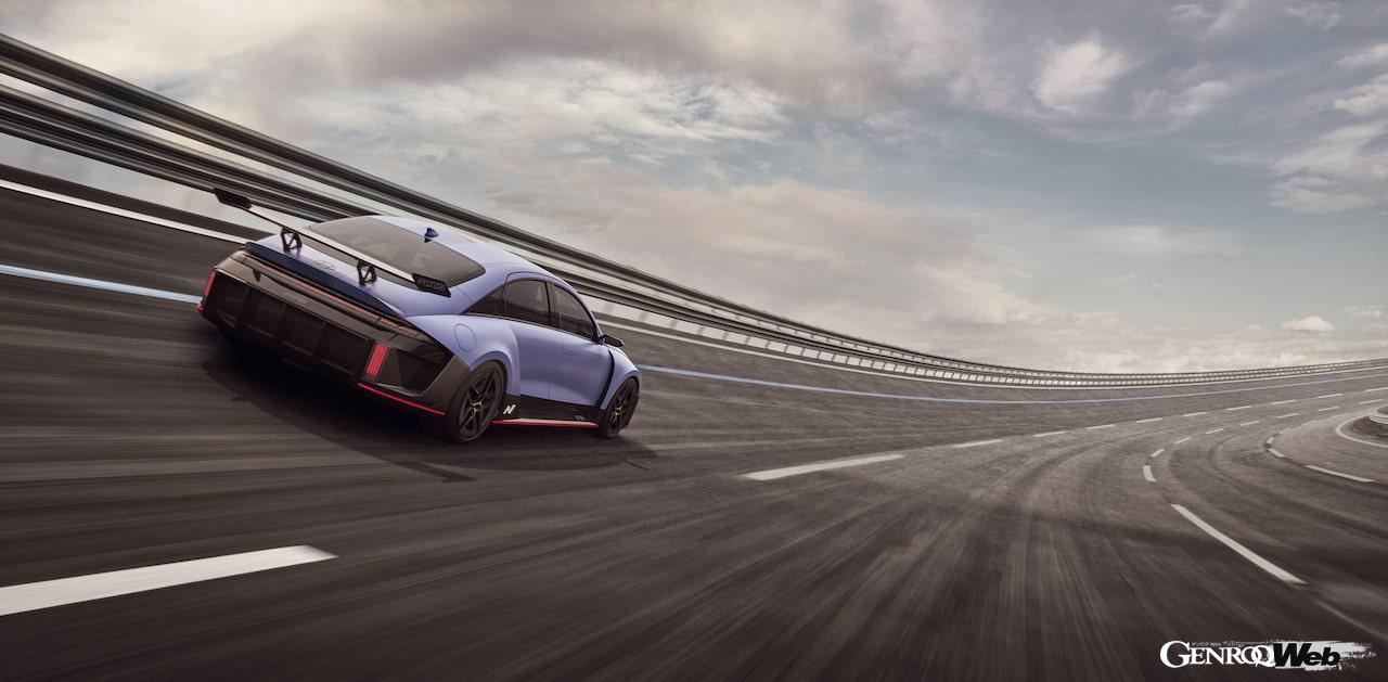 電動スポーツ「ヒョンデ RN22e」の走行シーン