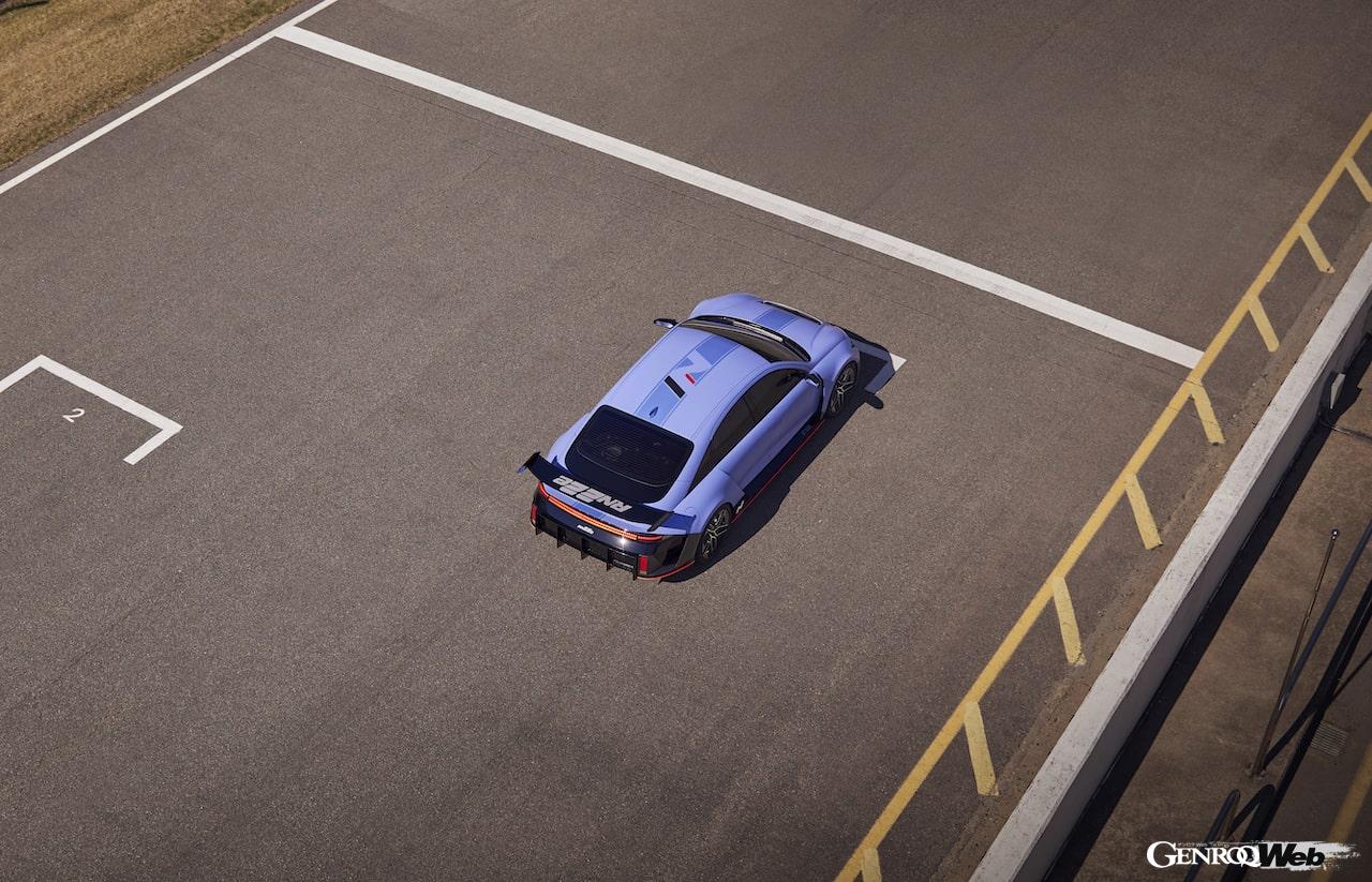 電動スポーツ「ヒョンデ RN22e」の走行シーン