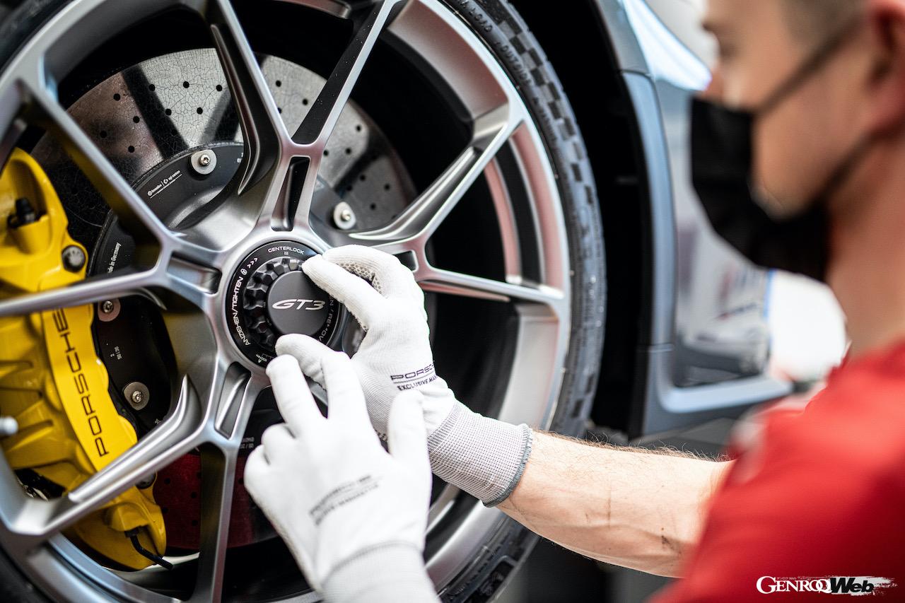 ポルシェ 911 GT3 - 30イヤーズ・オブ・ポルシェ・スーパーカップの製作工程。