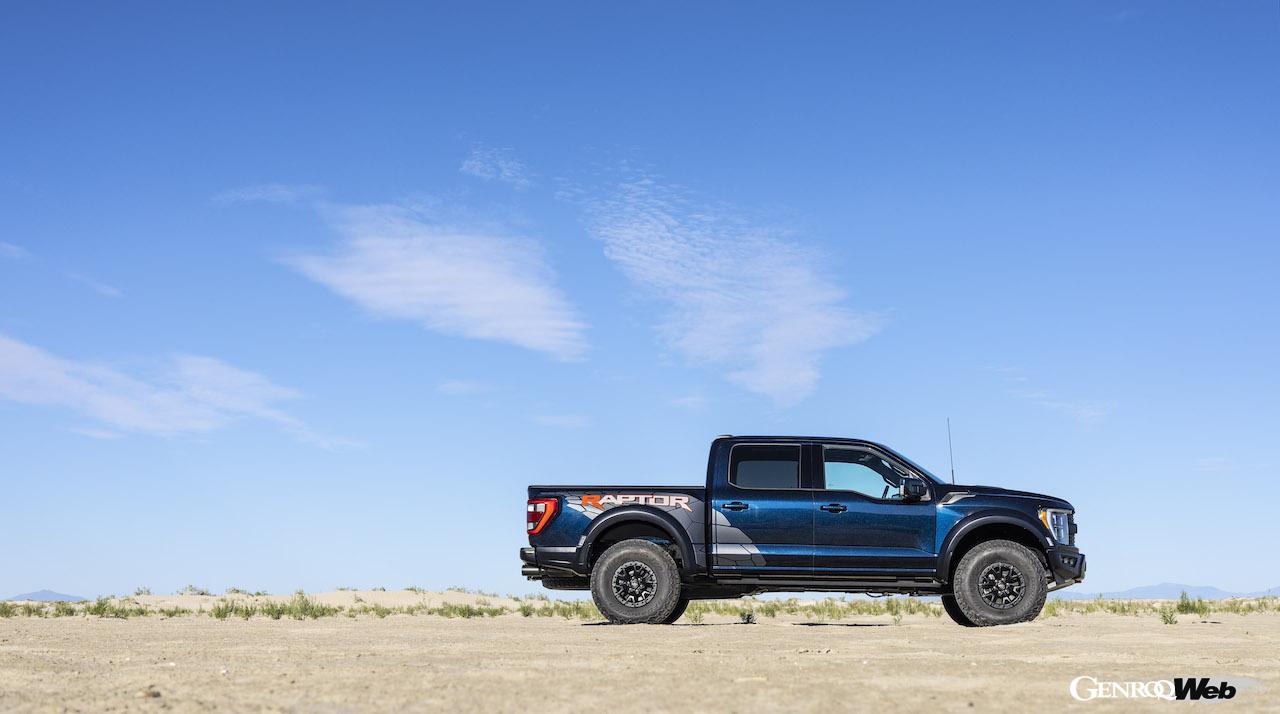 新型フォード F-150 ラプター Rのサイドビュー