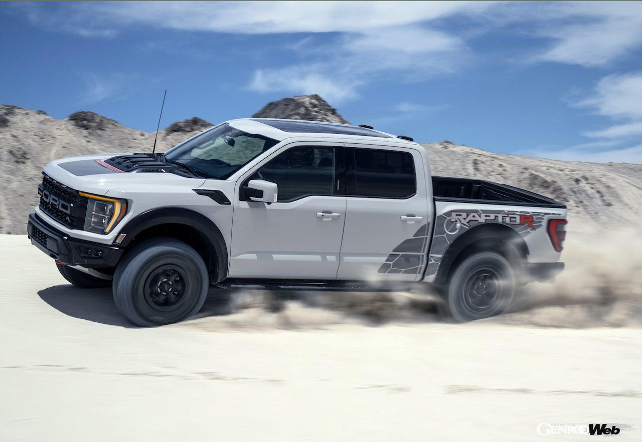 新型フォード F-150 ラプター Rの走行シーン
