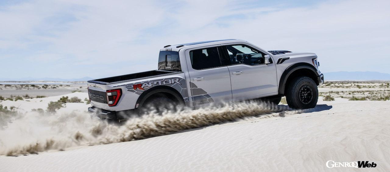 新型フォード F-150 ラプター Rの走行シーン