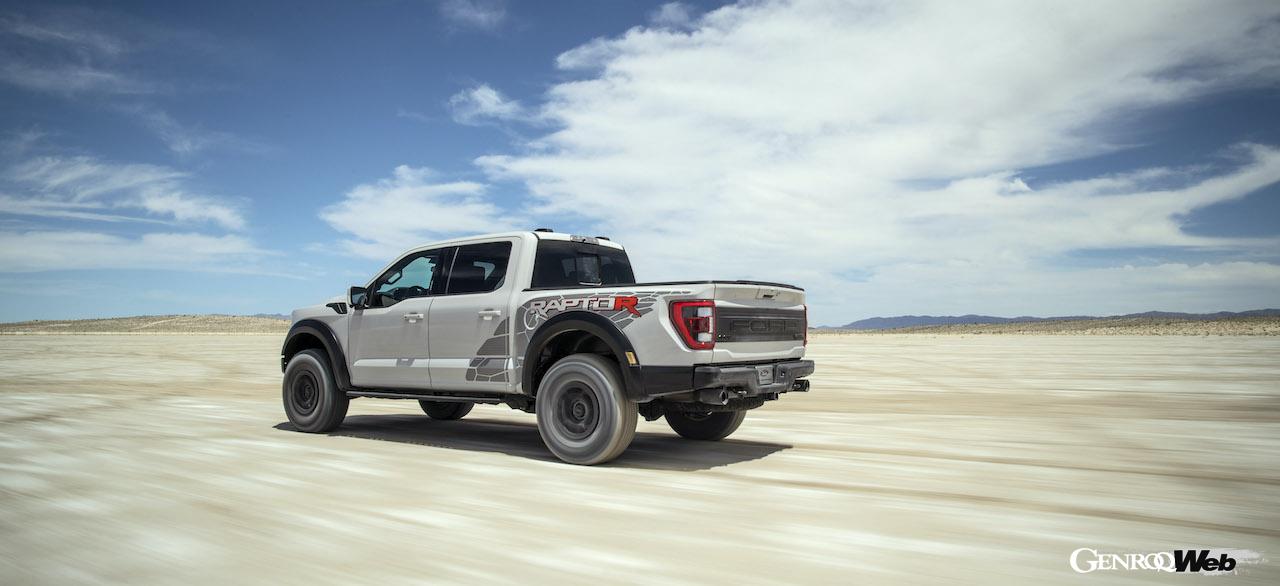 新型フォード F-150 ラプター Rの走行シーン
