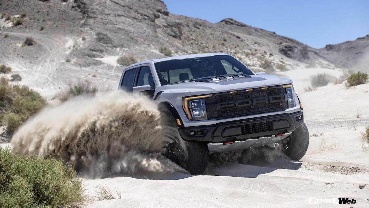 新型フォード F-150 ラプター Rの走行シーン