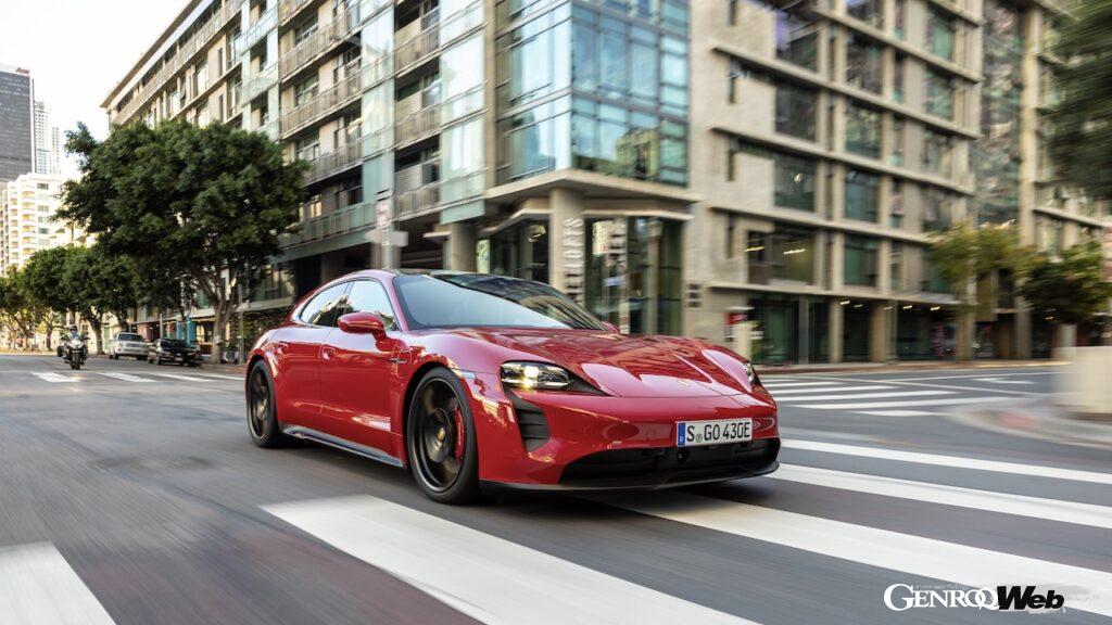 AWDモデルでは、低負荷走行時にフロントアクスルの電気モーターのトルクをカットすることで、バッテリーの消費量を削減。実用域での航続距離を伸ばしている。