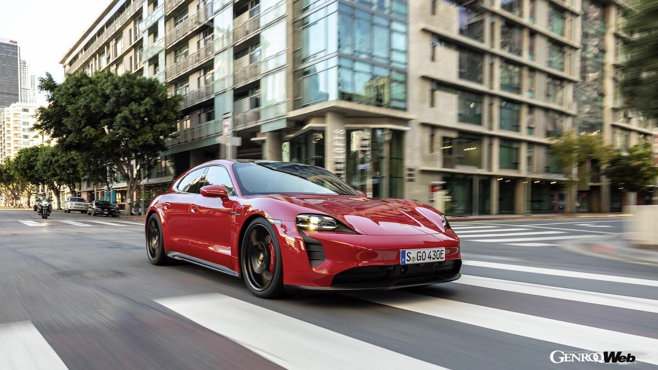 AWDモデルでは、低負荷走行時にフロントアクスルの電気モーターのトルクをカットすることで、バッテリーの消費量を削減。実用域での航続距離を伸ばしている