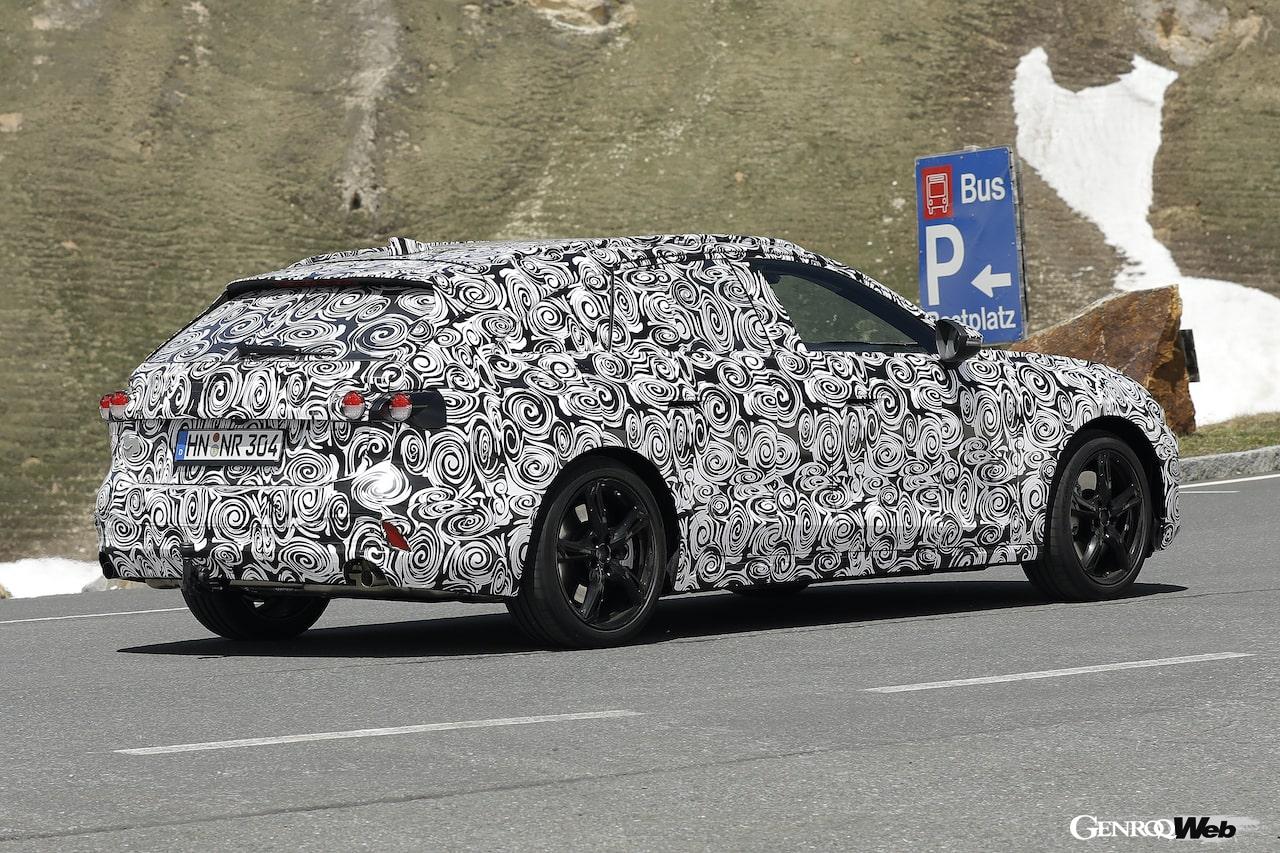 オーストリア・アルプスで、入念なブレーキテストを行う次期「アウディ A4 アバント」のプロトタイプ。