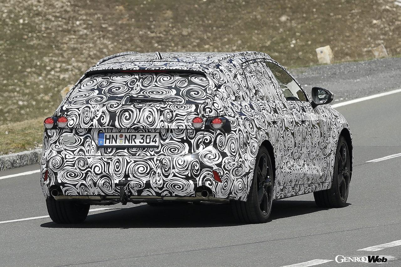 オーストリア・アルプスで、入念なブレーキテストを行う次期「アウディ A4 アバント」のプロトタイプ。