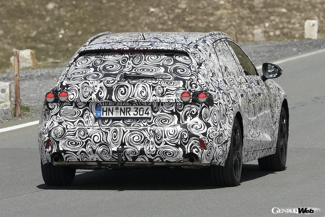 オーストリア・アルプスで、入念なブレーキテストを行う次期「アウディ A4 アバント」のプロトタイプ。