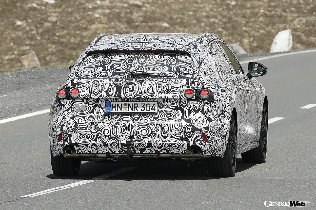 オーストリア・アルプスで、入念なブレーキテストを行う次期「アウディ A4 アバント」のプロトタイプ。