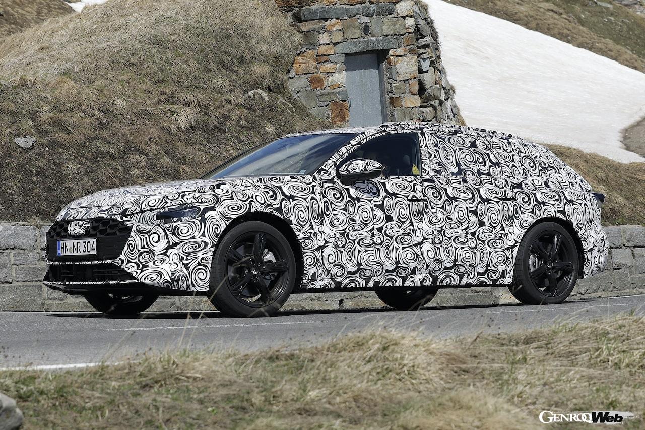 オーストリア・アルプスで、入念なブレーキテストを行う次期「アウディ A4 アバント」のプロトタイプ。