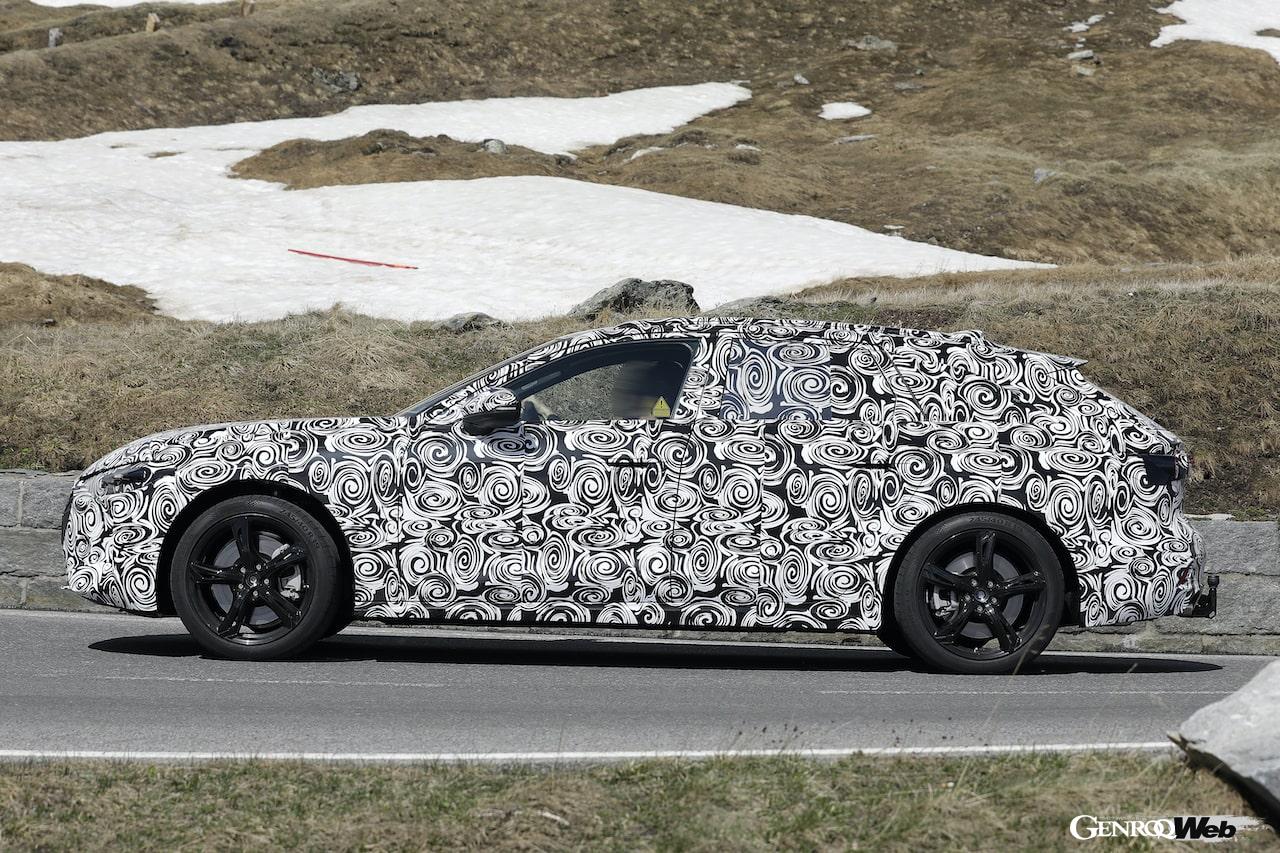 オーストリア・アルプスで、入念なブレーキテストを行う次期「アウディ A4 アバント」のプロトタイプ。