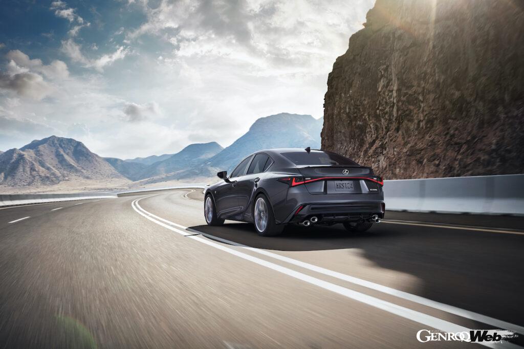 日本導入が決定した、レクサス IS500の走行シーン。
