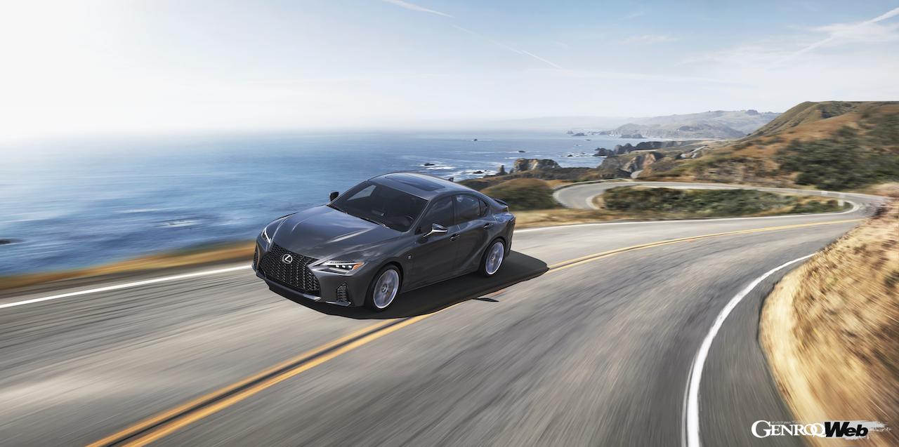 日本導入が決定した、レクサス IS500の走行シーン。