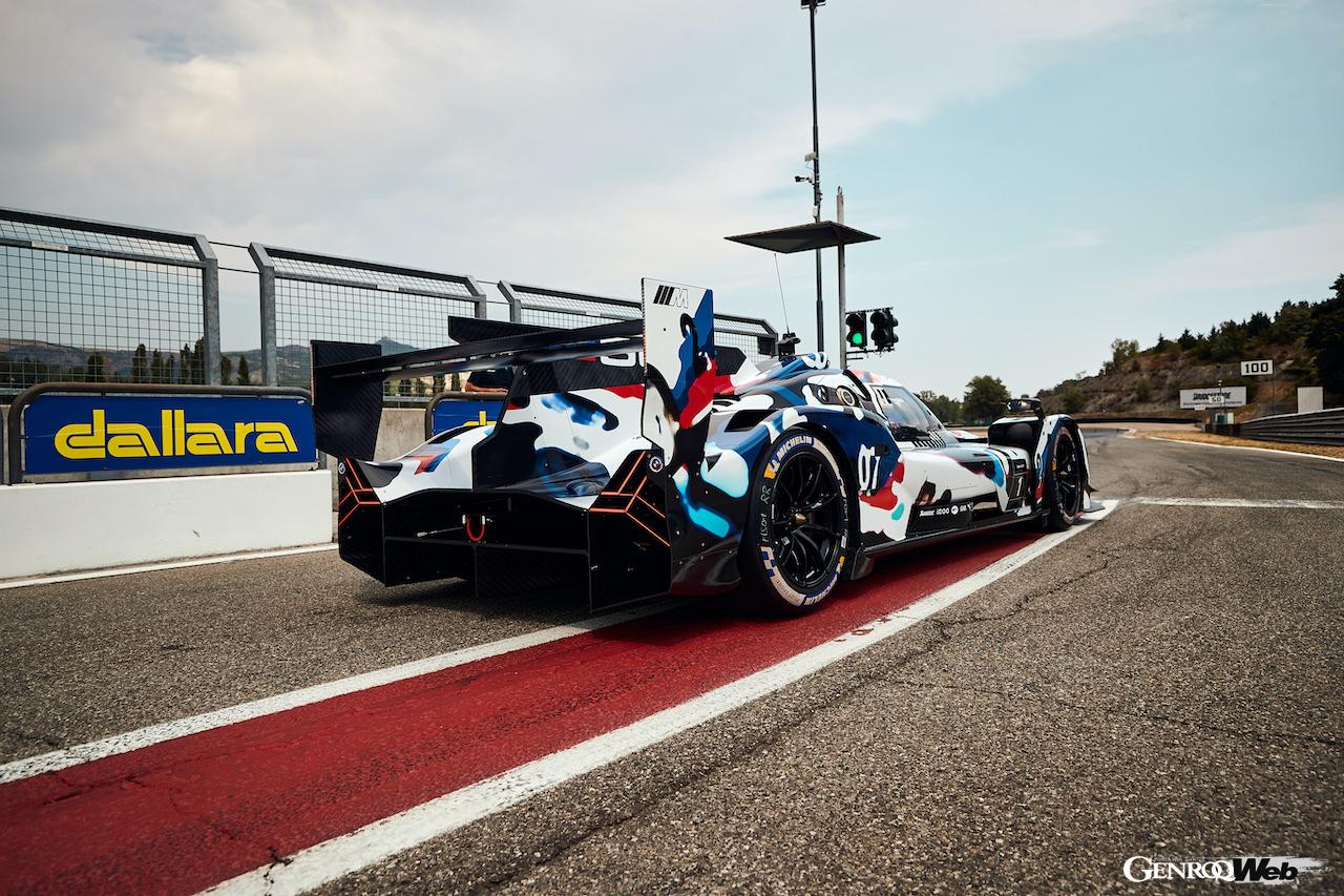 イタリアのヴァラーノ・デ・メレガリで精力的に走行を続ける、BMW M ハイブリッド V8。