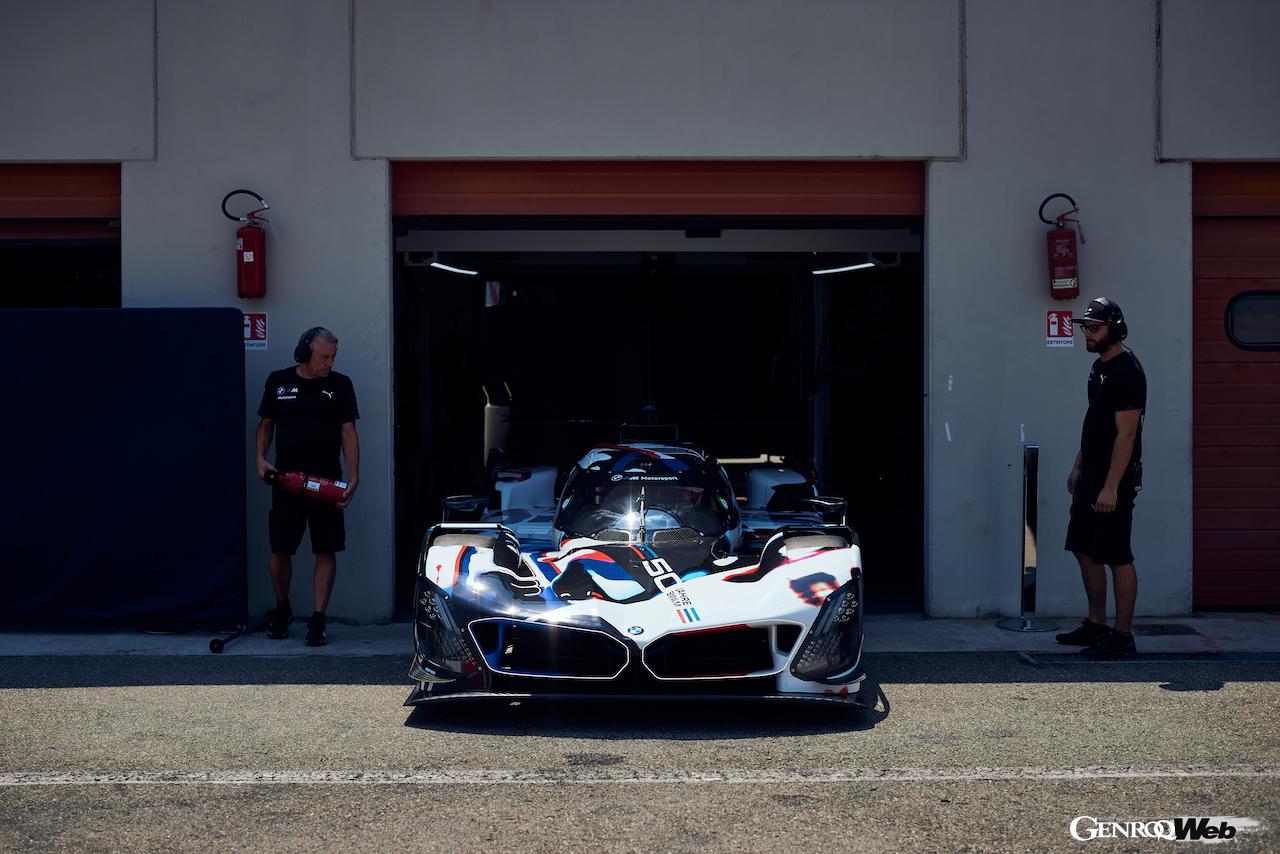 イタリアのヴァラーノ・デ・メレガリで精力的に走行を続ける、BMW M ハイブリッド V8。