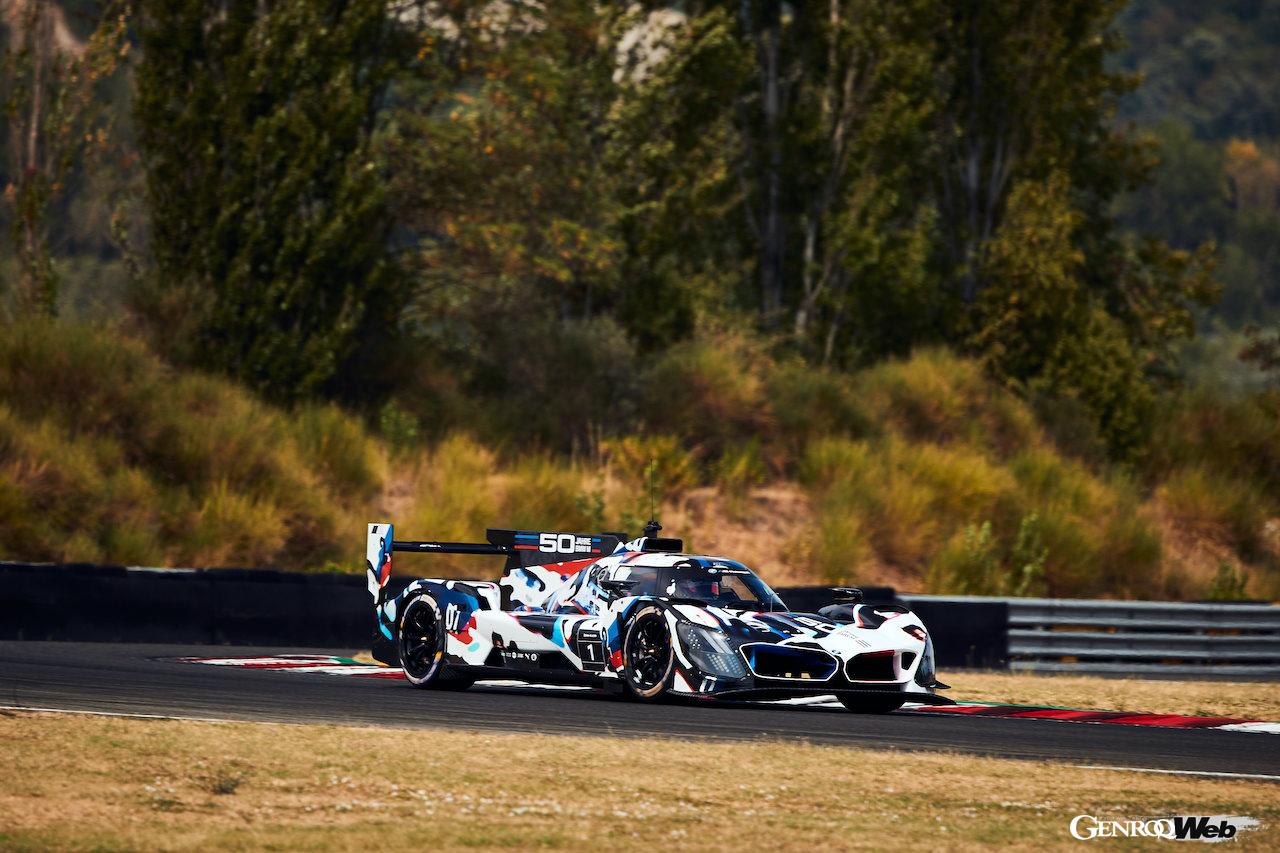 イタリアのヴァラーノ・デ・メレガリで精力的に走行を続ける、BMW M ハイブリッド V8。