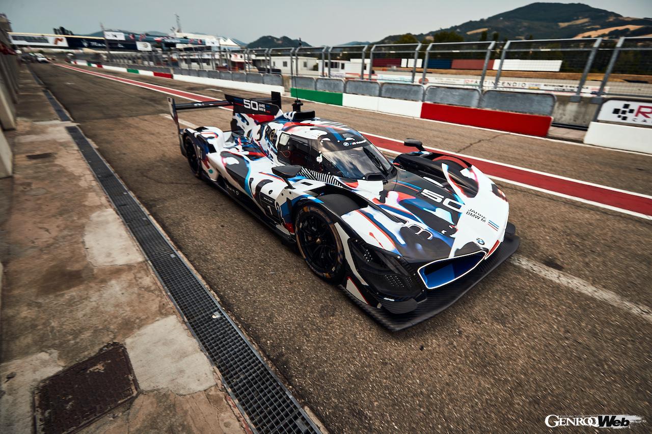 イタリアのヴァラーノ・デ・メレガリで精力的に走行を続ける、BMW M ハイブリッド V8。