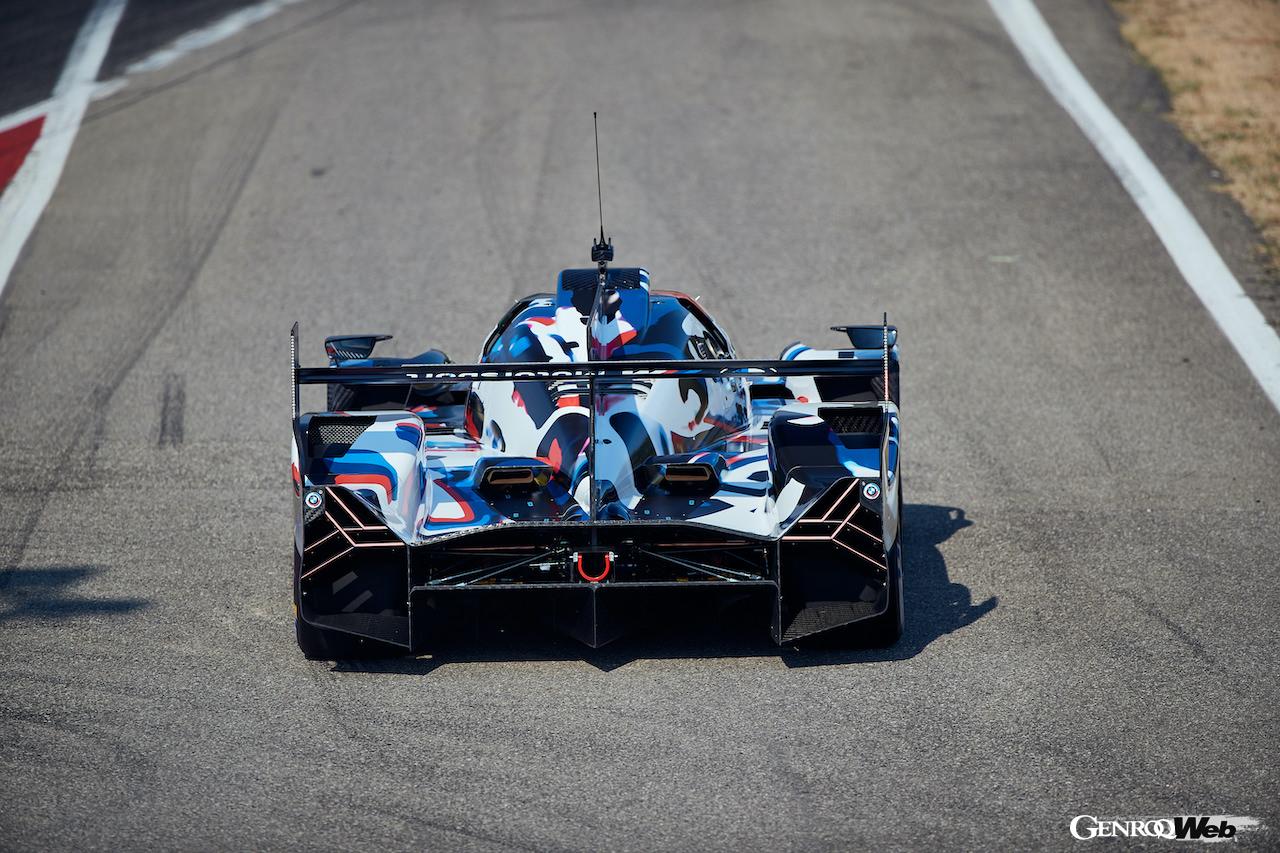 イタリアのヴァラーノ・デ・メレガリで精力的に走行を続ける、BMW M ハイブリッド V8。
